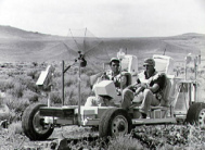 Apolo 17 falso, el "carro
                                lunar" durante el
                                "entrenamiento" manejando por
                                un medio desierto