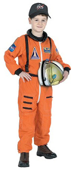 Un
                          chico de los "EUA" en un traje de
                          astronauta. Se podra pensar ser
                          "astronauta" sera tan fcil como
                          una profesin de obras