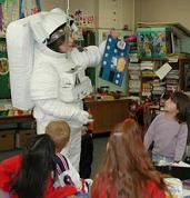 Juegos de "astronauta" en la
                          sala de una clase en los "EUA"