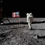Los "juegos de la luna"
                                con astronautas, mdulos lunares y
                                banderas fueron ejecutados en la Tierra
                                no ms