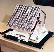 Laserreflektor von Apollo 11,
                                      46 mal 46 cm, kaum grsser als ein
                                      Laptop, soll von der Erde mit
                                      einem Laserstrahl anpeilbar sein,
                                      ohne dass man die Koordinaten
                                      genau kennt...