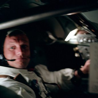 Apolo 11, foto de la NASA no.
                          AS11-36-5291: Neil Armstrong es dicho estar en
                          el vuelo espacial en la cpsula de mando, sin
                          casco, eso es imposible