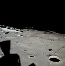 Apolo 11, foto de la NASA no. AS11-37-5437:
                        La NASA afirma que eso sera la vista al terreno
                        de alunizaje 2 ("Apollo Landing Site
                        2"), y an indica que los crteres tienen
                        nombres como Maskelyne (un astrnomo de la corte
                        ingls) y Moltke (un mariscal de campo)
                        afirmando tambin que sabe como son las
                        dimensiones de los crteres.