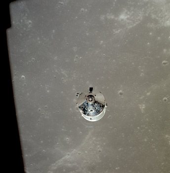 Apolo 11, foto de la NASA no. AS11-37-5443:
                        La NASA afirma que eso sera la vista al mdulo
                        de mando y al mdulo de servicio ("Command
                        Service Module" CMS) despus de la
                        separacin. El "paisaje lunar" en una
                        distancia de 195 Km ms abajo se llama segn
                        NASA "Mare Fecunditatis" ("Mar de
                        Fertilidad").