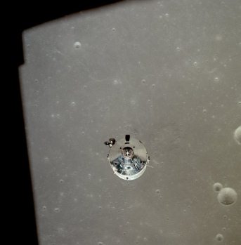 Apolo 11, foto de la NASA no. AS11-37-5444:
                        La NASA afirma que eso sera la secuencia de la
                        cpsula de mando sobre la "luna".