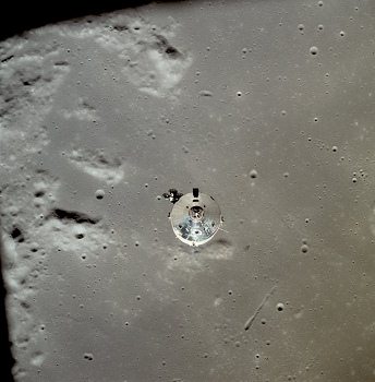 Apolo 11, foto de la NASA no. AS11-37-5446:
                        La NASA afirma que eso sera otra secuencia de
                        la cpsula de mando sobre la luna.