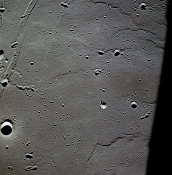 Apolo 11, foto de la NASA no. AS11-37-5447:
                        La NASA afirma que eso sera la cpsula de mando
                        sobre el "Mar de Tranquilidad". Adems
                        la NASA afirma que le lugar de alunizaje de
                        Apolo se´ria en el centro de la foto, arriba a
                        la izquierda sera el crter Moltke y la raja
                        Hypatia, a la derecha sera un crter
                        "Collins", un crter
                        "Aldrin" ("bigornia")
                        debera ser arriba a la derecha, y los crteres
                        "Sabine E", "D", y
                        "B" son llamado ms tarde con los
                        apellidos de los "astronautas"
                        Armstrong, Aldring, y Collins.