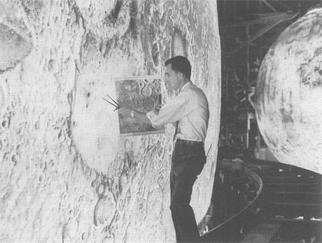 El modelo
                        de la luna LOLA con el tren alrededor de la
                        luna, ms al fondo otro planeta artificial; foto
                        del 1/8/1965, foto de la NASA L-65-5579. Fotos
                        con el cdigo "L" son de la
                        instalacin de simulacin de Langley.