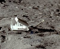 Apollo 11, Foto Nr.
                      AS11-37-5498: Rund um den Reflektor, der "auf
                      dem Mond" aufgestellt worden sein soll, sind
                      keine Fussspuren vorhanden. Der Reflektor ist ins
                      Foto hineinmontiert...