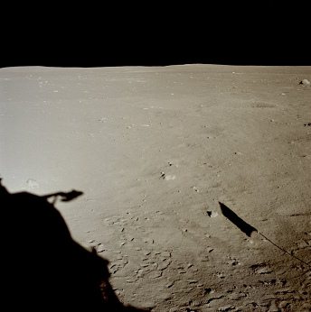 Apolo 11, foto de la NASA no. AS11-37-5465:
                        La foto muestra la sombra del "mdulo
                        lunar", pisadas, y la sombra de la bandera
                        "americana". Eso fue la actividad
                        afuera ("Extra Vehicular Activity",
                        EVA) de los "astronautas", as dice la
                        NASA.