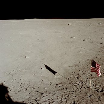 Apolo 11, foto de la NASA no. AS11-37-5466:
                        La foto muestra la sombra del "mdulo
                        lunar", pisadas y ahora la bandera
                        "americana" en color.