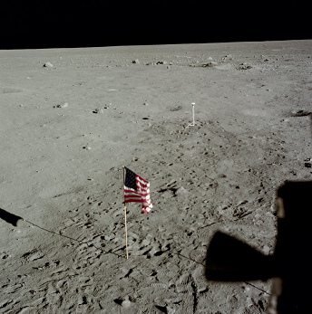 Apolo 11, foto de la NASA no. AS11-37-5467:
                        La NASA afirma que ahora hay tambin una cmara
                        "en la luna" al lado de la bandera
                        "americana", y a partir de ahora hay
                        un cable de la cmara en el suelo lunar como una
                        transversal por toda la foto. Y tambin hay una
                        sombra del cable entre el "mdulo
                        lunar" y la bandera. La NASA indica que eso
                        es la sombra de un colector de viento solar, as
                        indica la NASA con la foto de ms tarde, la foto
                        no. AS11-37-5471.