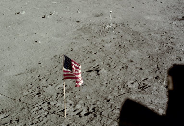 Apolo 11, foto de la NASA no. AS11-37-5467:
                        primer plano de la bandera y de la cmara que
                        fueron instalado de Apolo 11 "en la
                        luna"