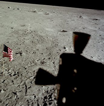 Apolo 11, foto de la NASA no. AS11-37-5468:
                        La NASA afirma que esa foto fue tomado por la
                        ventana de Edwin Aldrin en el "mdulo
                        lunar" mostrando el "paisaje
                        lunar" un poco ms a la derecha. A la
                        derecha de la bandera hay el cable de la cmara,
                        y en un ngulo recto hay la sombra del colector
                        de viento solar que es dicho ser instalado a
                        lado del "mdulo lunar" y falta
                        todava una lmina.