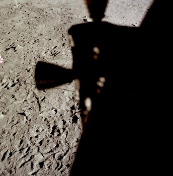 Apolo 11, foto de la NASA no. AS11-37-5470:
                        La NASA afirma que eso sera el "suelo
                        lunar" bajo de la ventana de Edwin
                        ("Buzz") Aldrin con pisadas, con una
                        parte de la bandera (izquierda) y con el trpode
                        para la cmara (izquierda arriba). La NASA no
                        menciona el cable de la cmara y no menciona la
                        sombra del colector de viento solar.