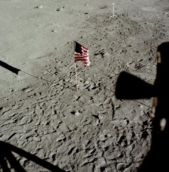 Apolo 11, foto de la NASA no. AS11-37-5472:
                        Primer plano del "suelo lunar" con la
                        bandera, el cable de la cmara, y con la sombra
                        del colector de viento solar.