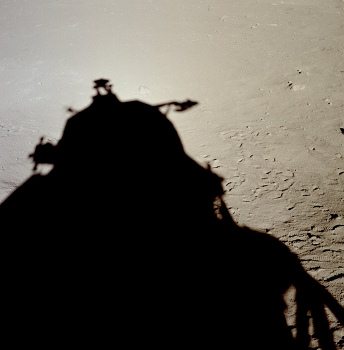 Apolo 11, foto de la NASA no. AS11-37-5474:
                        La sombra del "mdulo lunar"
                        ("Lunar Module", LM)