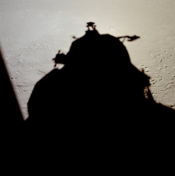 Apolo 11, foto de la NASA no. AS11-37-5474:
                        otra foto de la sombre del "mdulo
                        lunar" ("Lunar Module", LM)