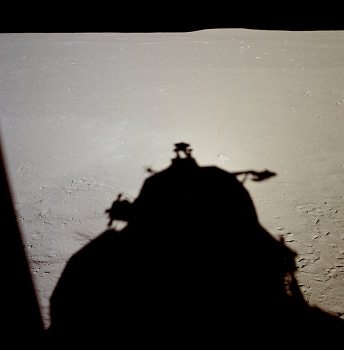 Apolo 11, foto de la NASA no. AS11-37-5474:
                        La sombra del "mdulo lunar"
                        ("Lunar Module", LM) con el
                        "horizonte lunar" con muchas piedras
                        sin sombras, o con muchos superficies blancos
                        incompletos que deberan ser piedras