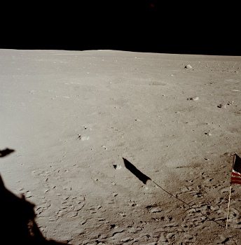 Apolo 11, foto de la NASA no. AS11-37-5479:
                        La sombra de la bandera