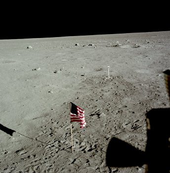 Apolo 11, foto de la NASA no. AS11-37-5480:
                        La NASA afirma que esa foto sera tomado por la
                        ventana del "astronauta" Edwin
                        ("Buzz") Aldrin, con una bandera
                        "americana" y con una cmara "en
                        la luna". Es la primera vez que la NASA
                        menciona tambin el cable de la cmara.