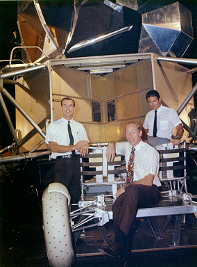 Foto de la NASA no. 70-HC-911: Los tres
                            "astronautas" Scott, Worden, e
                            Irwin en un modelo de carro lunar.