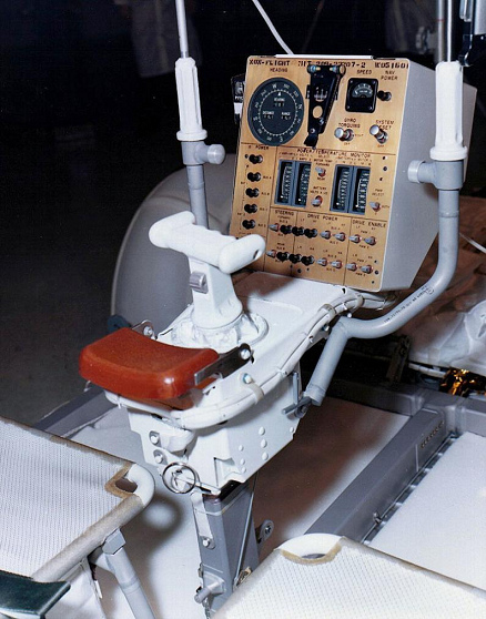 Tablero de instrumentos con palanca de
                            control, foto no. Boeing-LRV-2A299776