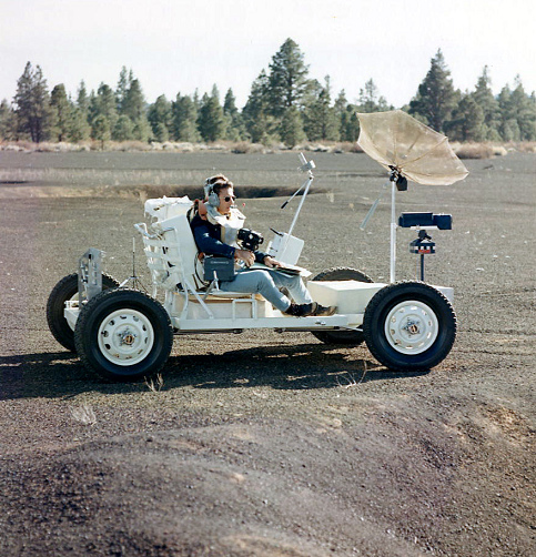 Irwin (izquierda) y Scott (derecha)
                          con el carro lunar de entrenamiento (Lunar
                          Roving Vehicle Simulator, "1g
                          trainer") en una excursin geolgica en
                          un campo de crteres de Cinder Lake en Arizona
                          al margen de un crter de 30 pies,
                          02-03/11/1970, foto 03