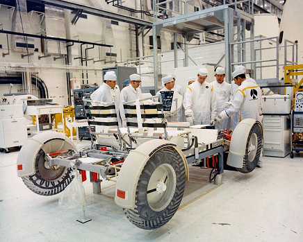 Entrenamiento para Apolo 15, foto de la
                        NASA no. KSC-71PC-310: Le carro lunar LRV en el
                        banco de pruebas en el Kennedy Space Center,
                        8/4/1971