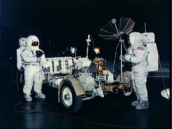 Entrenamiento para Apolo 15, foto de la
                        NASA no. S71-16722: Scott y Irwin con un
                        LRV-1-Trainer en el Centro de Astronáutica
                        Tripulada (Manned Spacecraft Center, MSC) en
                        Houston, fecha del catálogo 29/01/1971