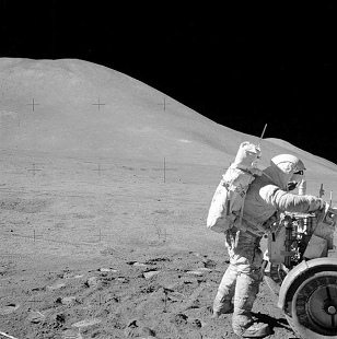 Alunizaje falso de Apolo 15, foto de la
                          NASA AS15-82-11060: El "astronauta"
                          Scott con la parte trasera del "carro
                          lunar" LRV, un "Rover" (Lunar
                          Roving Vehicle), foto 01