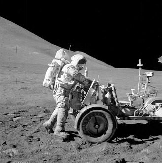 Alunizaje falso de Apolo 15, foto de la
                          NASA no. AS15-82-11061: El
                          "astronauta" Scott con la parte
                          trasera del "carro lunar" LRV, un
                          "Rover" (Lunar Roving Vehicle), foto
                          02