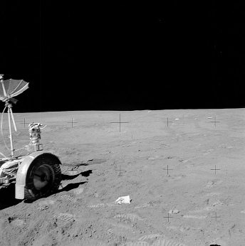 Alunizaje falso de Apolo 15, foto de la
                          NASA no. AS15-82-11063: Primer plano de la
                          rueda delantera del "carro lunar"
                          LRV: Falta cada huella de la rueda