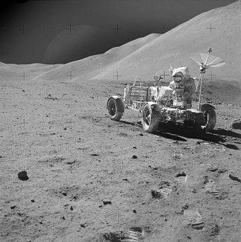 Alunizaje falso de Apolo 15, foto de la
                          NASA no. AS15-82-11120: El
                          "astronauta" Scott est con el
                          "carro lunar" LRV
                          ("Rover") en el rea.