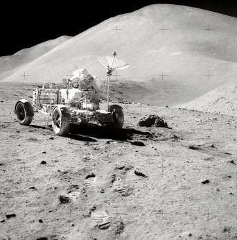 Alunizaje falso de Apolo 15, foto de la
                          NASA no. AS15-82-11121: El rover en el rea