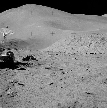 Alunizaje
                            falso de Apolo 15, foto de la NASA no.
                            AS15-82-11122: El frente del "carro
                            lunar" LRV ("Rover") en el
                            rea