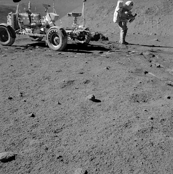 Alunizaje falso de Apolo 15, foto de la
                          NASA no. AS15-82-11129: Irwin con el
                          "carro lunar" LRV
                          ("Rover") sin huellas de ruedas.