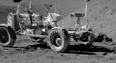 Alunizaje falso de Apolo 15, foto de la
                            NASA no. AS15-82-11129: el "carro
                            lunar" LRV ("Rover") sin
                            huellas de ruedas, primer plano