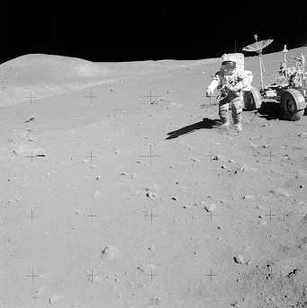 Alunizaje falso de Apolo 15, foto de la
                          NASA no. AS15-82-11167: Irwin con el
                          "carro lunar" LRV
                          ("Rover"). La sombra de Irwin es
                          ganchoso, y eso es imposible.