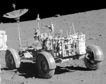 Alunizaje falso de Apolo 15, foto de la
                            NASA no. AS15-82-11168: el "carro
                            lunar" LRV ("Rover"). La
                            rueda derecha de atrs es imposible, foto
                            01.