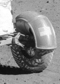 Alunizaje falso de Apolo 15, foto de la
                            NASA no. AS15-82-11169: Irwin est con el
                            "carro lunar" LRV
                            ("Rover"). La rueda derecha de
                            atrs est mostrado de manera imposible,
                            foto 02.