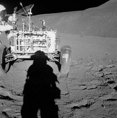 Alunizaje falso de Apolo 15, foto de la
                            NASA no. AS15-85-11422: Scott con el
                            "carro lunar" Rover LRV en la
                            estacin 2