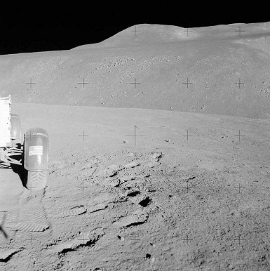 Alunizaje falso de Apolo 15, foto de la
                          NASA no. AS15-85-11423: Vista pasando una
                          rueda de atrs de un "carro lunar"
                          en la montaa 305.