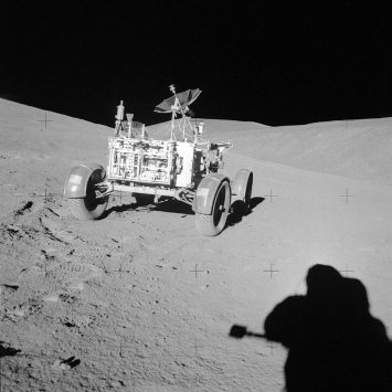 Apolo 15, foto de la NASA no.
                          AS15-85-11438: El "carro lunar" LRV
                          al pendiente "Hadley Delta". Falta
                          la huella de la rueda izquierda.