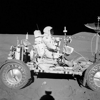 Alunizaje falso de Apolo 15, foto de la
                          NASA no. AS15-85-11470: El
                          "astronauta" Scott est manejando el
                          "carro lunar" LRV sin huellas de
                          ruedas. Las llantas son transparentes y en
                          metal y con las sombras transparentes de las
                          ruedas.