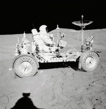 Alunizaje falso de Apolo 15, foto de la
                          NASA no. AS15-85-11471: El
                          "astronauta" Scott en el Rover sin
                          huellas de ruedas, pero con pisadas y con
                          granos de arena