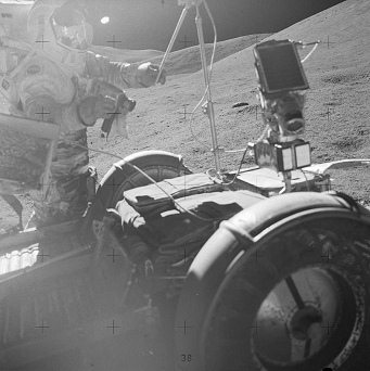 Alunizaje falso de Apolo 15, foto de la
                          NASA no. AS15-85-11493: El
                          "astronauta" Scott est ocupado en
                          el frente del "carro lunar" LRV