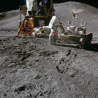 Alunizaje falso de Apolo 15, foto de la
                        NASA no. AS15-86-11598 mostrndo el "mdulo
                        lunar" con el "astronauta" Irwin
                        con el "carro lunar" LRV con huellas
                        de ruedas