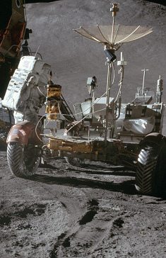 Alunizaje falso de Apolo 15, foto de la
                            NASA no. AS15-86-11598: "mdulo
                            lunar" y Irwin con el "carro
                            lunar" LRV, faltan huellas de ruedas
                            con la llanta derecha, primer plano