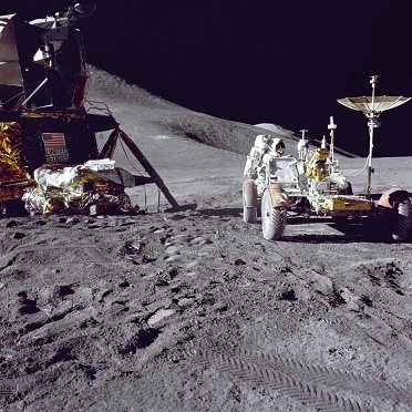 Alunizaje falso de Apolo 15, foto de la
                        NASA no. AS15-86-11602 mostrando el "carro
                        lunar" al lado derecho, el "mdulo
                        lunar" al lado izquierdo, y el
                        "astronauta" Irwin est cargando el
                        "carro lunar" Rover